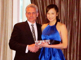 溫哥華華裔小姐徐穎堃
出席加拿大肝臟基金會