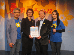 新時代傳媒集團副總裁
唐東萊接受加拿大防癌協會
致送感謝狀

