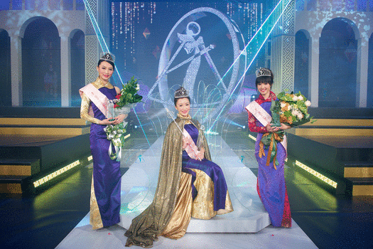 2014多倫多華裔小姐冠軍方詩揚(中)亞軍丁眉伊(左)及季軍李曉恬(右)合照