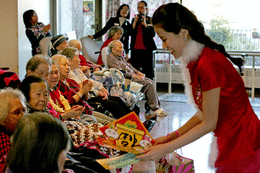Miss Chinese Vancouver and Super 10 Visit Senior Home