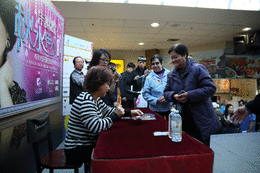 Mimi Choo autograph session