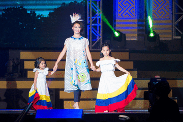 冠軍柯思懿一同與穿著南美特色服飾的小孩彷佛置身於委內瑞拉安赫爾瀑布，盡顯風情及其獨到之美