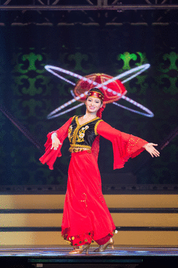 冠軍柯思懿於才藝展示環節，表演極具民族特色的新疆舞