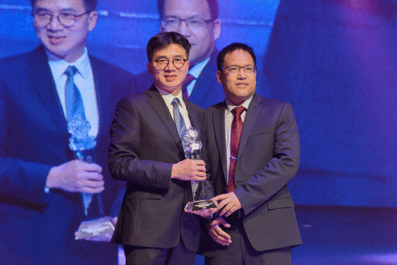 今年的新增奖项「技术开拓奖」由滑铁卢五十年建筑事务所的唯一华裔合伙人魏非获得 (图左)
