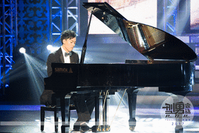 高大壯碩的4號陳俊健，以鋼琴鍵上的優美音律讓觀眾看到不一樣的他，一曲 “River Flows in You” 的彈奏讓觀眾陶醉其中