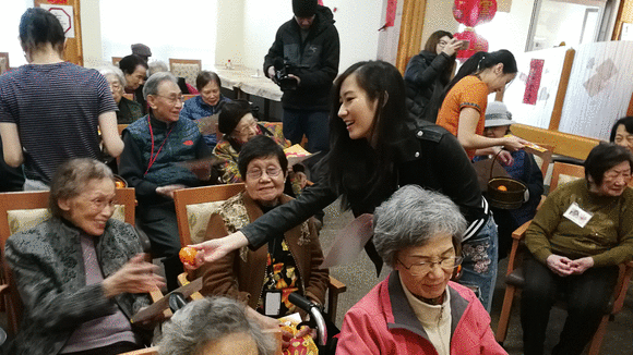 Miss Chinese Vancouver Visited Senior Home