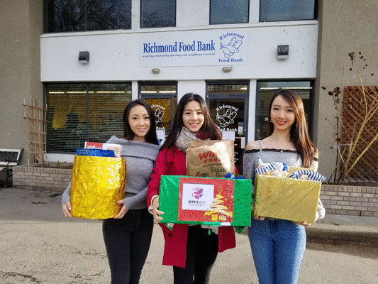 Miss Chinese Vancouver Visits Food Bank
