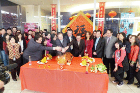 新時代傳媒集團總裁陳國雄帶領同事切燒豬拜神，祝開工大吉。