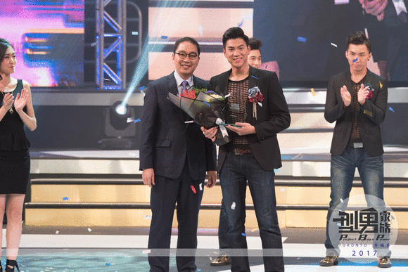 Project Boyz Power Toronto 2017 Champion #2 Bernard Wang, award presented by Deputy General Manager (Legal and International Operations) Television Broadcasts Limited Mr. Desmond Chan 