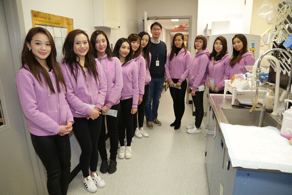 多倫多華裔小姐競選佳麗親善探訪 瑪嘉烈公主癌症中心 